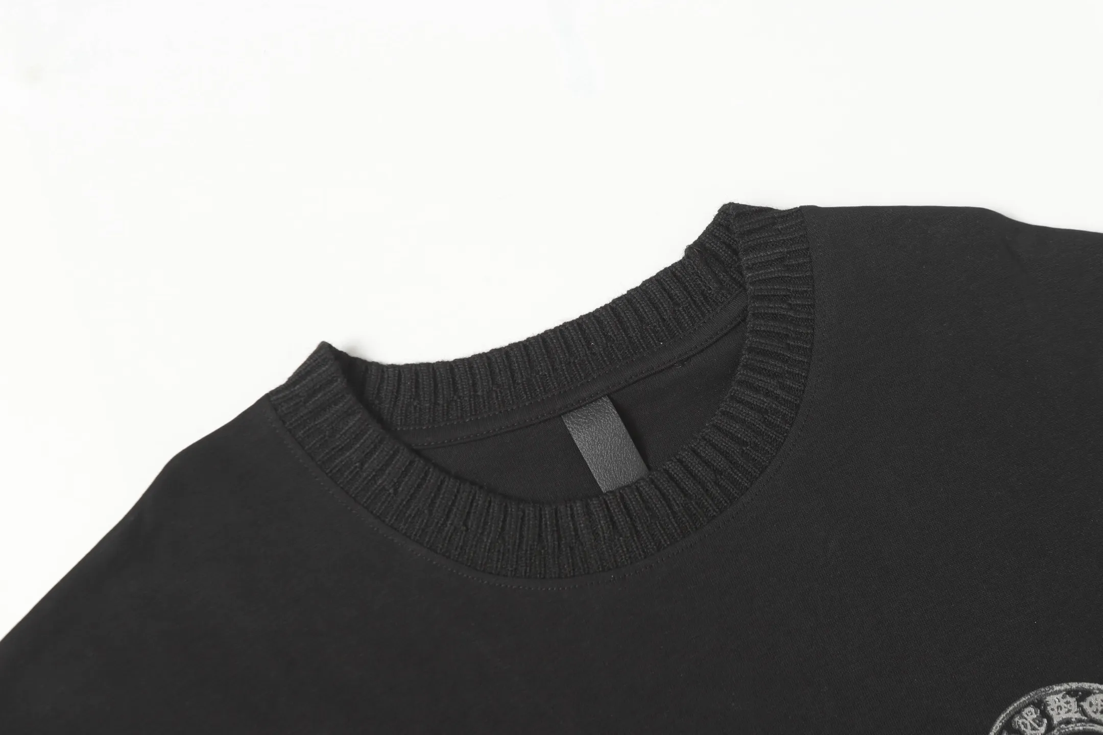 P170 Chrome Hearts CH Chrome Hearts Sanskrit cross printed short-sleeved T-shirt Printed by direct injection imported machine Hardware and accessories are all milled and customized Correctly configured Black 2025 Chrome Hearts authentic packaging 280 grams of custom-dyed double-yarn cotton Large version Loose and stylish Differentiated from lower versions, slim and long version with upper body and lower hips 100% commitment: top quality No fast food The highest version on the market Top quality - different from the ordinary versions on the market If you care about quality You must also respect the price. Absolutely zero after-sales service. The return rate so far is 0. It’s hard not to love the style. - 280g double yarn cotton custom-dyed fabric. - Correct high-density main mark. Washed tag. Hand-sewn.